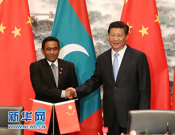8月16日，国家主席习近平在南京会见马尔代夫总统亚明。这是习近平和亚明在双边合作文件签字仪式上握手。 新华社记者 庞兴雷 摄