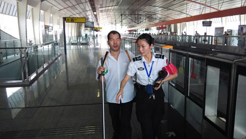 重庆轨道员工搀扶盲人出站