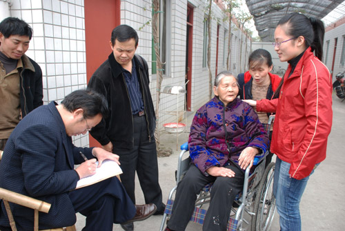 周有志（左二）为福州籍老人上门做公证登记