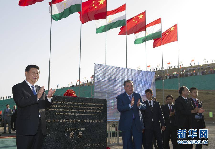 9月13日，国家主席习近平和塔吉克斯坦总统拉赫蒙共同出席中国－中亚天然气管道D线塔吉克斯坦境内段开工仪式。 新华社记者黄敬文摄