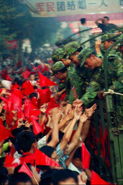 1998年灾区民众送别抗洪大军的场景