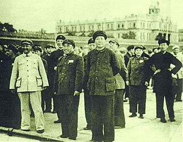 图为1949年9月30日傍晚，毛泽东、朱德、周恩来、贺龙等来到天安门广场参加人民英雄纪念碑奠基典礼