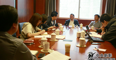 剧组在重庆市移民局听取相关领导介绍新三峡情况