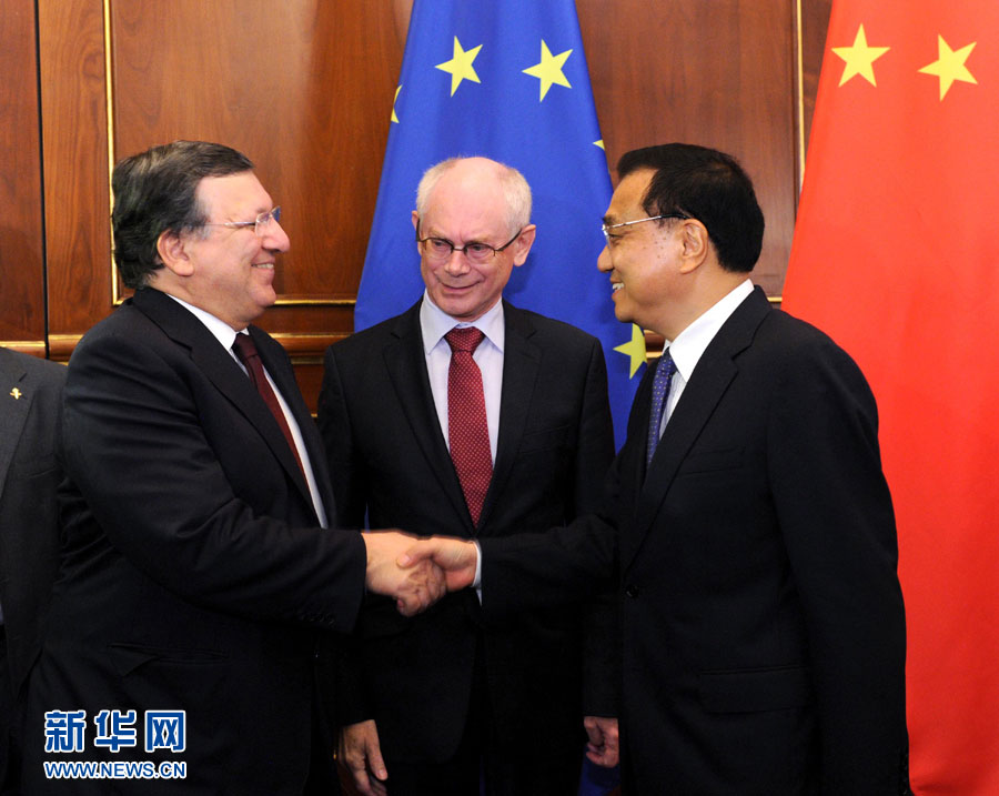 　　10月15日，中国国务院总理李克强在米兰同欧洲理事会主席范龙佩和欧盟委员会主席巴罗佐举行会晤。新华社记者 饶爱民 摄