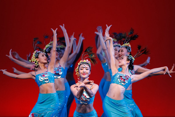 Artistas chinos realizan actuaciones de baile y canto en Colombia