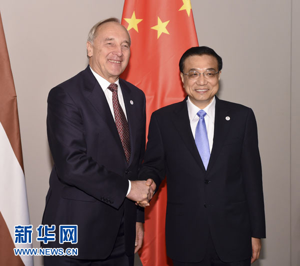 10月17日，中国国务院总理李克强在意大利米兰会见拉脱维亚总统贝尔津什。新华社记者李学仁摄