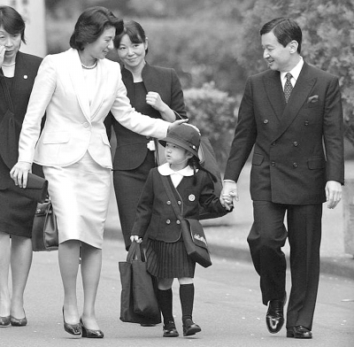 早晨上学。在日本早晚接送孩子的时候，日本家长手里一律空着，而小孩子们拿了好几个不同的包。