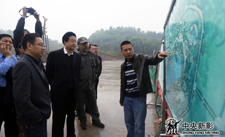 剧组到正在建设的的“峰烟三国”项目现场采风考察