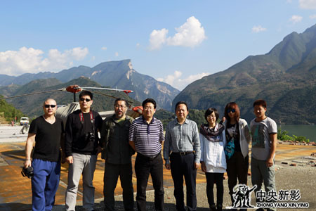 《新三峡》剧组合影留念