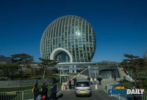 这是位于北京雁栖湖东侧的日出东方凯宾斯基酒店(11月3日摄)。2014年亚太经合组织(APEC)领导人会议周临近，北京进入APEC时间。(新华社记者 罗晓光 摄)