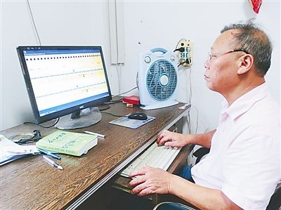 2010年，叶以发的夷发茶叶科学研究所就已全面使用电脑做青系统做青。图为叶以发在夷发茶叶科学研究所为我们演示电脑做青系统是如何运行的。