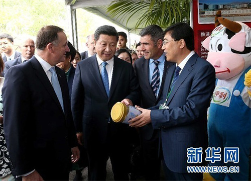 11月21日，中国国家主席习近平在奥克兰参观新西兰农牧业技术展，新西兰总理约翰·基陪同参观。 新华社记者 庞兴雷 摄