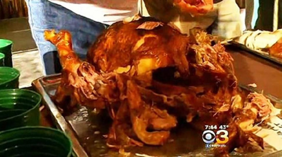 美国大胃王10分钟吞逾4公斤火鸡肉打破纪录（图）