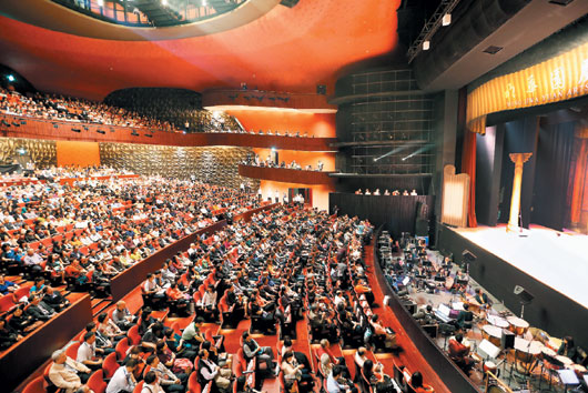 台中歌剧院昨晚举行落成首演，由明华园歌仔戏团演出“猫神”，满场座无虚席。
