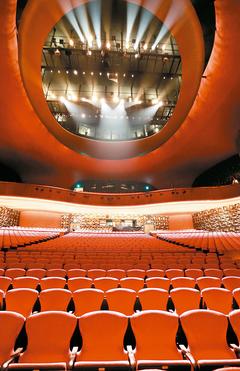 甜甜圈音响板剧院天花板装有甜甜圈形状的音响反射板，让每位观众都能体验最佳音效感受。