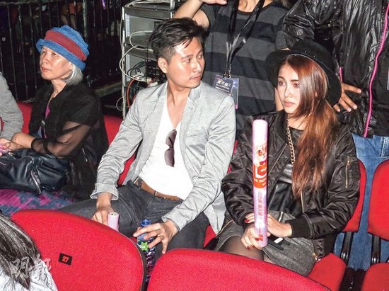 周杰伦演出获成龙献花女友昆凌捧场（图）