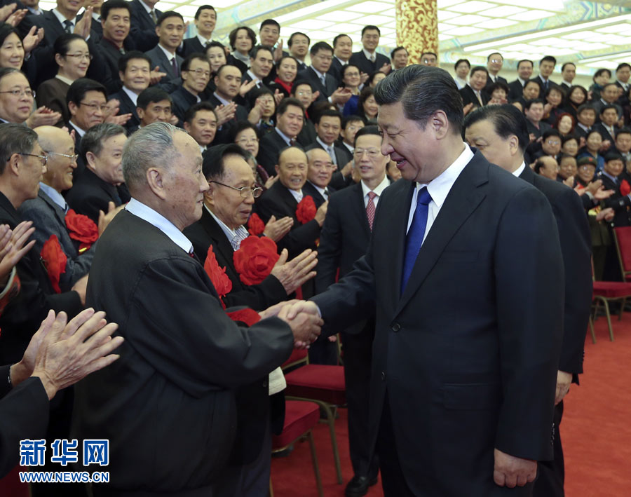 11月26日，党和国家领导人习近平、刘云山、张高丽等在北京人民大会堂会见全国离退休干部先进集体和先进个人代表。 新华社记者 兰红光 摄