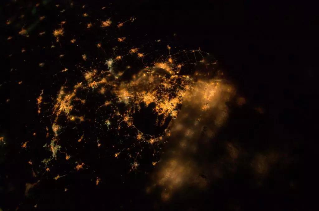 北京的夜景，2014年8月12日由宇航员Reid Wiseman拍摄。
