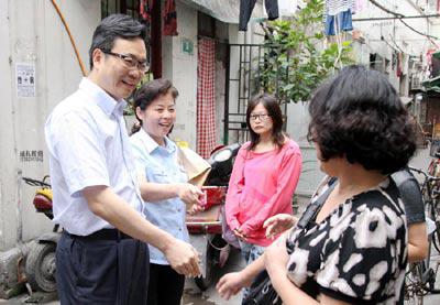图为邹碧华(左一)在社区走访时与群众交流(2013年9月29日摄)。