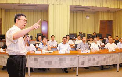 图为2014年8月11日，邹碧华与贵州省司改领导小组一行交流上海司法改革方案。