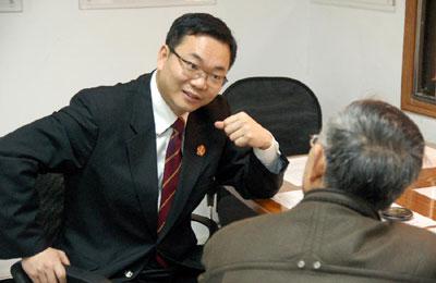 图为时任上海市长宁区人民法院院长的邹碧华在接待起诉当事人(2009年2月3日摄)。