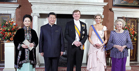 2014年3月22日，习近平和夫人彭丽媛在荷兰阿姆斯特丹出席荷兰国王威廉－亚历山大举行的盛大国宴。