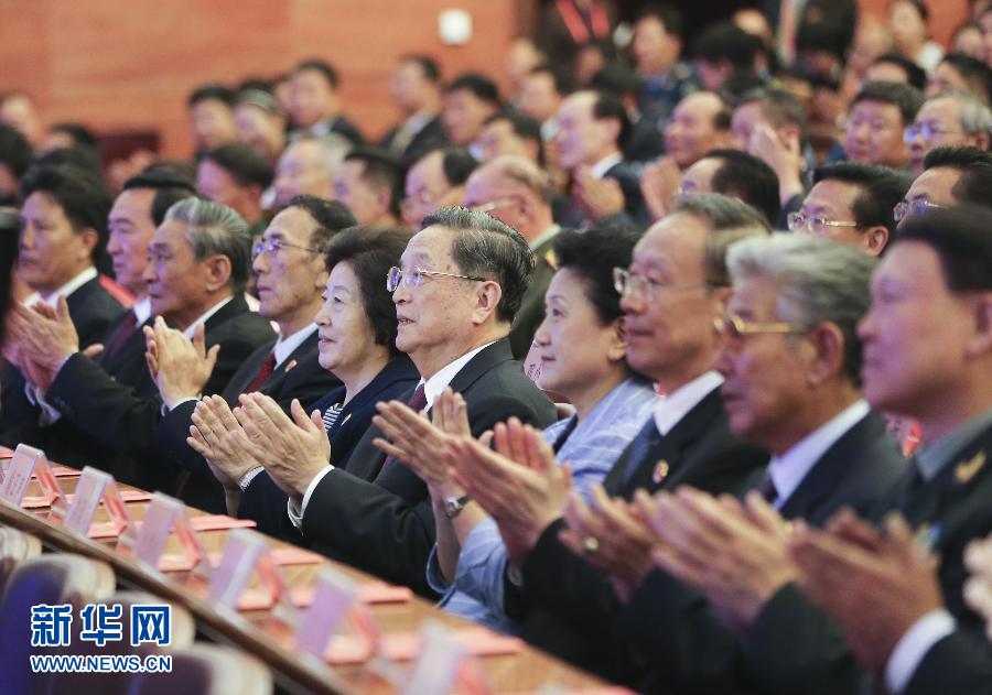 9月7日，庆祝西藏自治区成立50周年文艺晚会《中国梦·雪山欢歌》在拉萨西藏人民会堂精彩呈现。中共中央政治局常委、全国政协主席、中央代表团团长俞正声，与西藏自治区各族各界群众800余人一起观看演出。新华社记者丁林摄