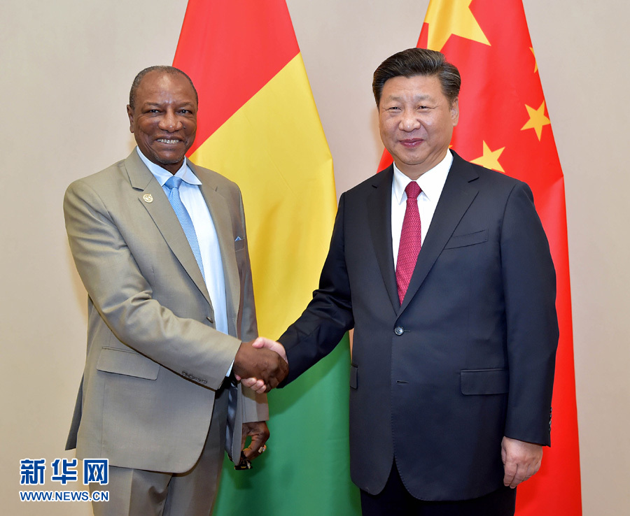 12月3日，国家主席习近平在约翰内斯堡会见几内亚总统孔戴。新华社记者 李涛 摄