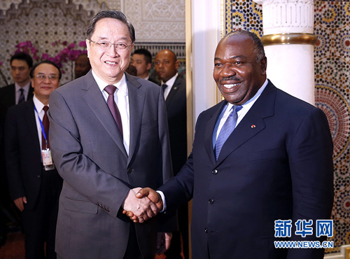 4月11日，正在加蓬进行正式友好访问的全国政协主席俞正声在利伯维尔会见加蓬总统邦戈。 新华社记者鞠鹏摄