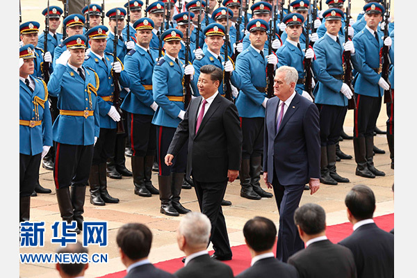 　　6月18日，国家主席习近平出席塞尔维亚总统尼科利奇在贝尔格莱德举行的隆重欢迎仪式。新华社记者 兰红光 摄