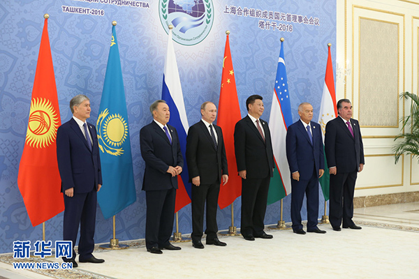 6月24日，国家主席习近平在乌兹别克斯坦塔什干出席上海合作组织成员国元首理事会第十六次会议并发表重要讲话。这是小范围会谈开始前，成员国元首集体合影。新华社记者 丁林 摄