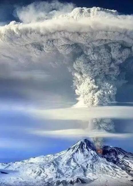 ↑当雪山遇上火山喷发