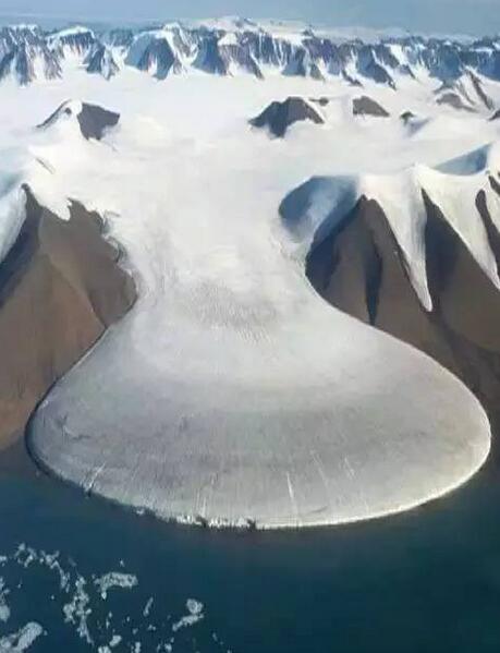 ↑格陵兰岛的冰川，“泄露”的雪~