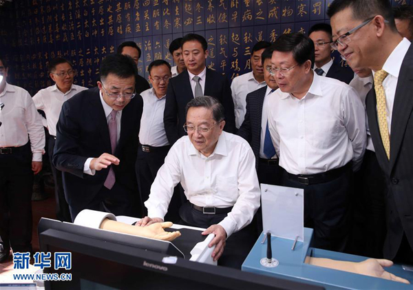 9月5日至6日，中共中央政治局常委、全国政协主席俞正声在天津调研。这是9月5日，俞正声在天堰医教科技发展有限公司了解企业产品研发等情况。