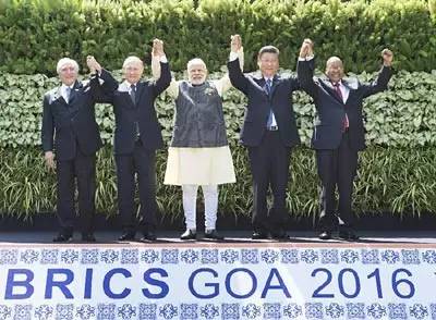 　　10月16日，金砖国家领导人第八次会晤在印度果阿举行。中国国家主席习近平、印度总理莫迪、南非总统祖马、巴西总统特梅尔、俄罗斯总统普京出席。这是5国领导人合影。新华社记者谢环驰摄