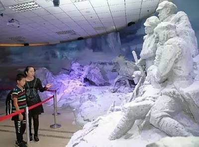 　　10月15日，参观者宋宝娣给孩子讲红军爬雪山的故事。当日是周末，很多家长带着孩子到北京中国人民革命军事博物馆参观“英雄史诗不朽丰碑——纪念中国工农红军长征胜利80周年主题展览”，给孩子们讲长征的故事，让他们了解长征精神。 新华社记者 殷刚 摄