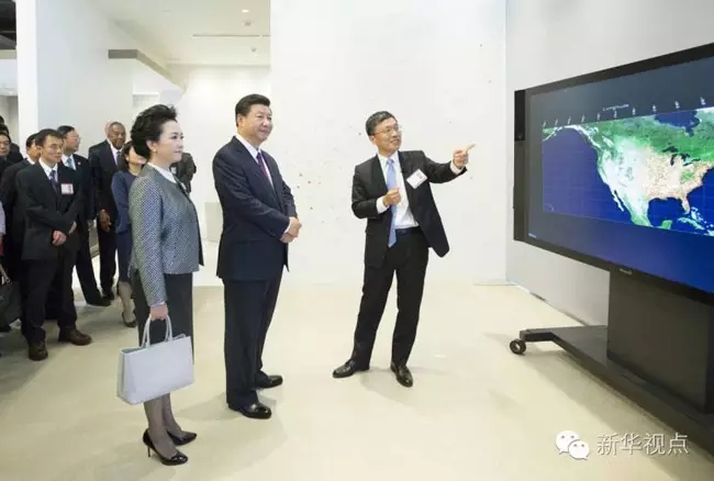 2015年9月23日，习近平参观美国微软公司总部。这是习近平夫妇观摩大数据可视化系统展示。新华社记者兰红光摄
