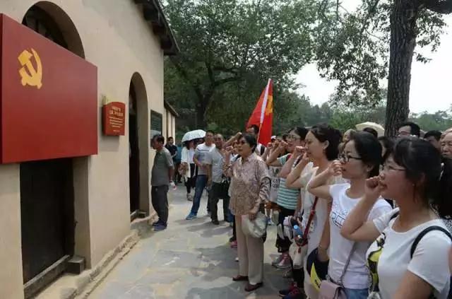 党员们在河北省平山县西柏坡中国共产党七届二中全会会址重温入党誓词（2016年6月28日摄）。新华社记者 王晓 摄