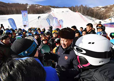 　　1月23日，中共中央总书记、国家主席、中央军委主席习近平在河北省张家口市考察北京冬奥会筹办工作。这是习近平在云顶滑雪场同正在这里集训的国家滑雪队运动员及滑雪爱好者亲切交谈。新华社记者 李涛 摄
