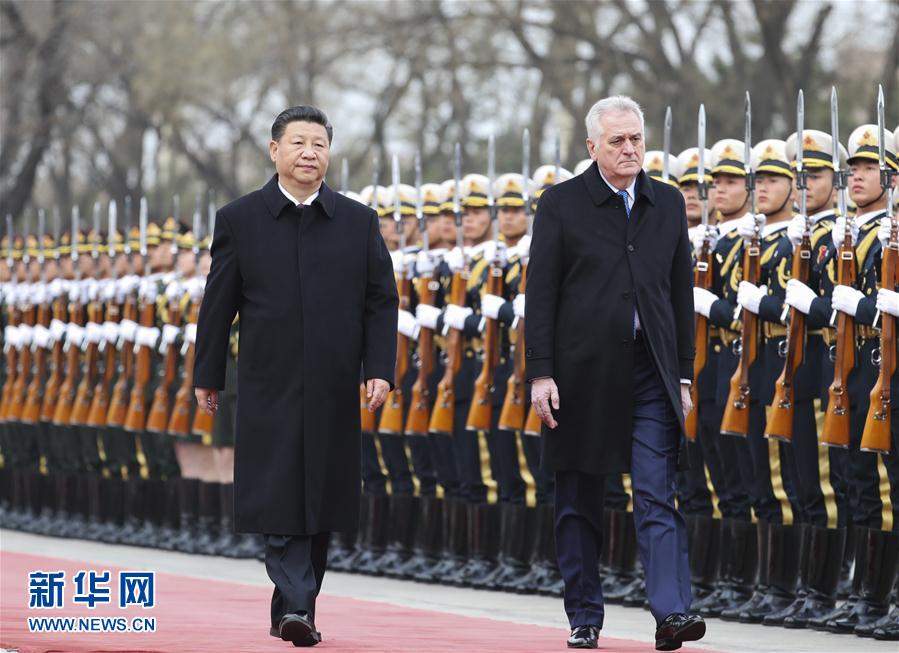 　　3月30日，国家主席习近平在北京人民大会堂同塞尔维亚总统尼科利奇举行会谈。这是会谈前，习近平在人民大会堂东门外广场为尼科利奇举行欢迎仪式。