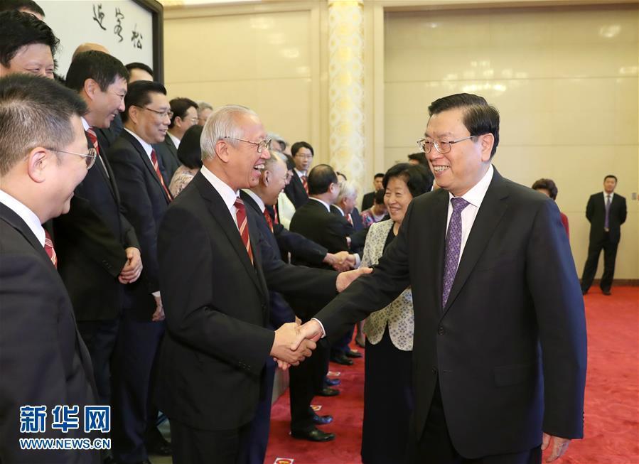 5月24日，中共中央政治局常委、全国人大常委会委员长张德江在北京人民大会堂会见香港中华总商会访京团。