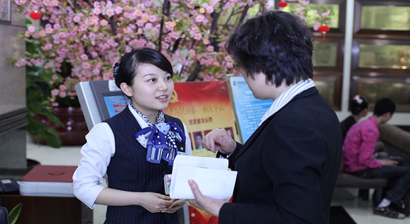 建行上海分行傅静:爱笑的大堂经理