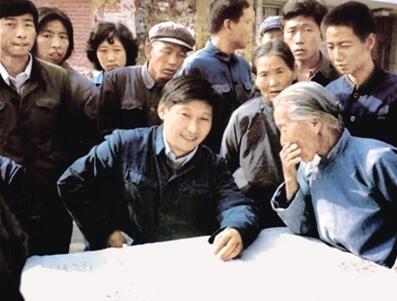 1983年10月，时任正定县委书记习近平在县城大街上临时摆桌子，听取群众意见。 （资料图片）