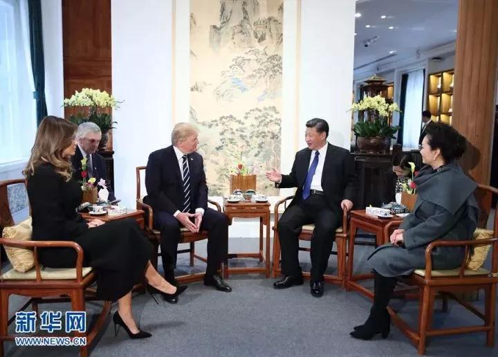 11月8日下午，国家主席习近平和夫人彭丽媛在北京故宫博物院迎接来华进行国事访问的美国总统特朗普和夫人梅拉尼娅。两国元首夫妇在宝蕴楼简短茶叙。新华社记者 兰红光 摄