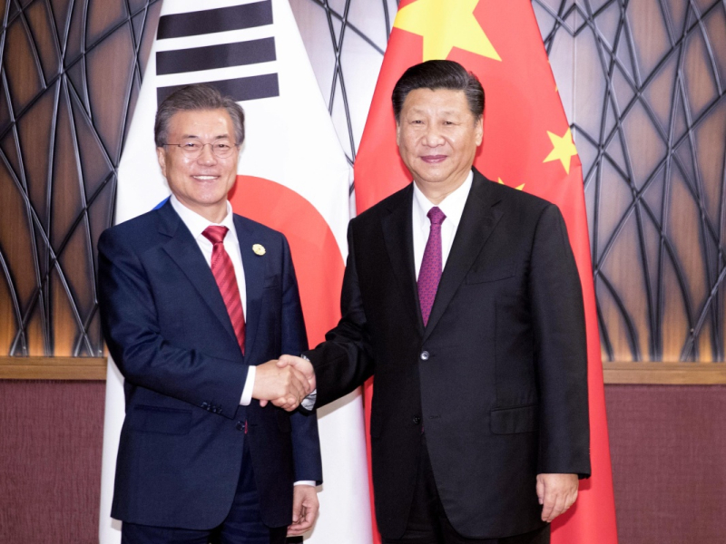 11月11日，国家主席习近平在越南岘港会见韩国总统文在寅。