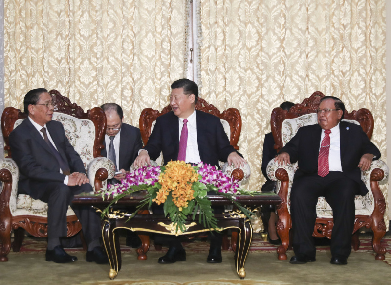 11月13日，中共中央总书记、国家主席习近平在万象会见老挝人民革命党中央委员会前总书记、前国家主席朱马里。老挝人民革命党中央委员会总书记、国家主席本扬等参加会见。