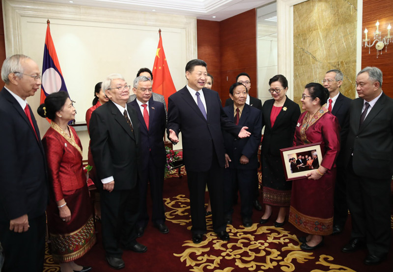 11月14日，中共中央总书记、国家主席习近平在万象下榻饭店会见老挝奔舍那家族友人。