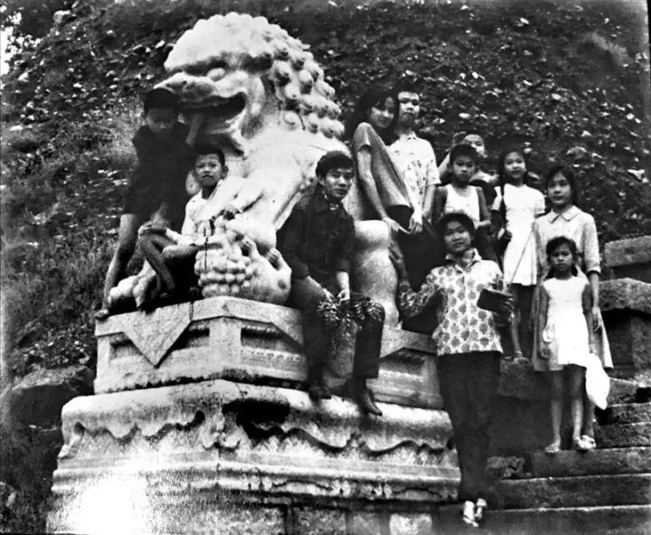 图为20世纪60年代，奔舍那家族的孩子们在北京一处公园合影。（照片由奔舍那家族提供）