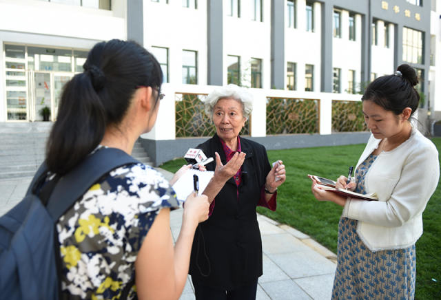图为陈秋影老师接受记者采访。