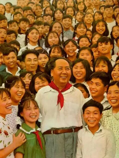 1959年，毛主席与故乡韶山学校的师生们在一起。